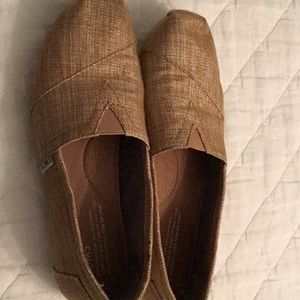 TOM tan/gold linen flat